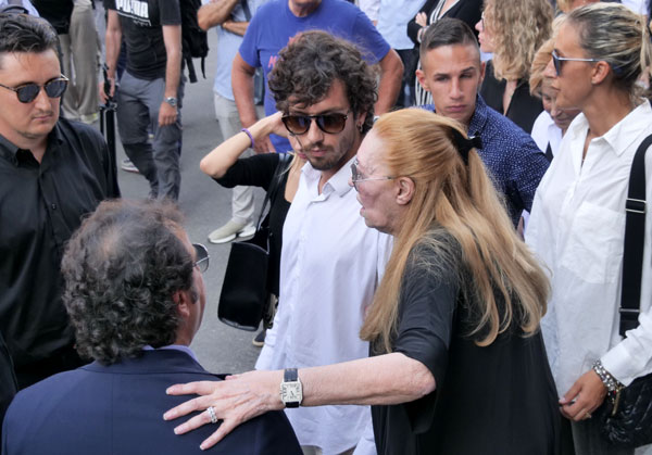 Сын Тото Кутуньо Нико (в центре, в темных очках). Справа - вдова музыканта Клара