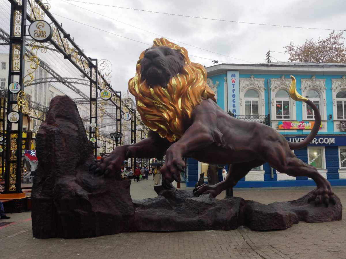 В Екатеринбурге установили памятник льву со стальными яйцами