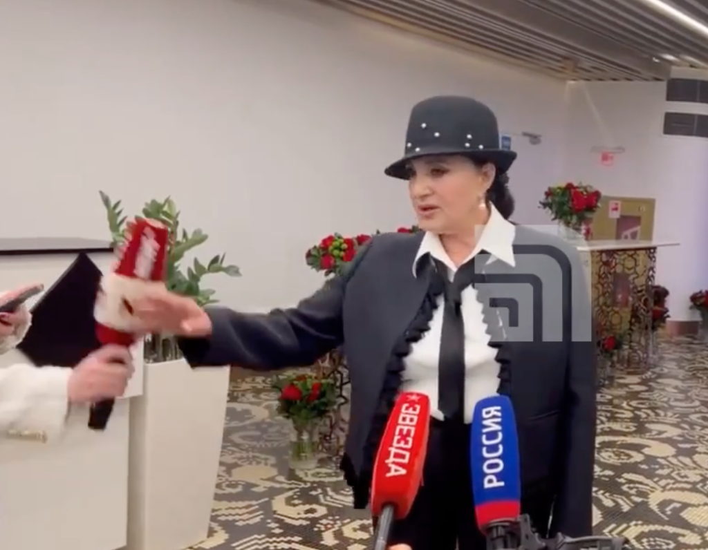 Врезала по микрофону: Ирина Винер набросилась на молодую журналистку
