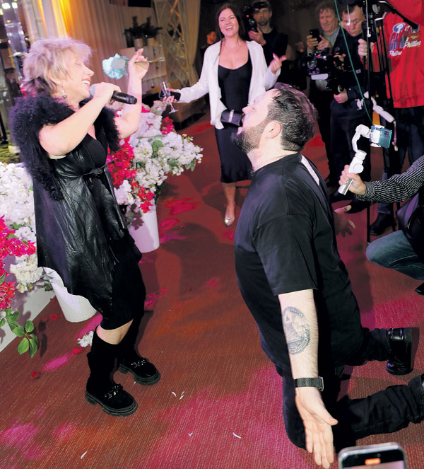 56-летняя Елена Воробей (Лебенбаум) так зажигала, что мужики падали перед ней на колени