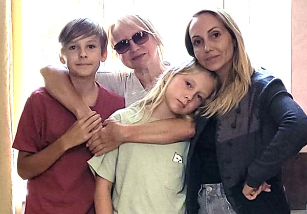 60-летняя Мазуркевич с дочерью и внуками