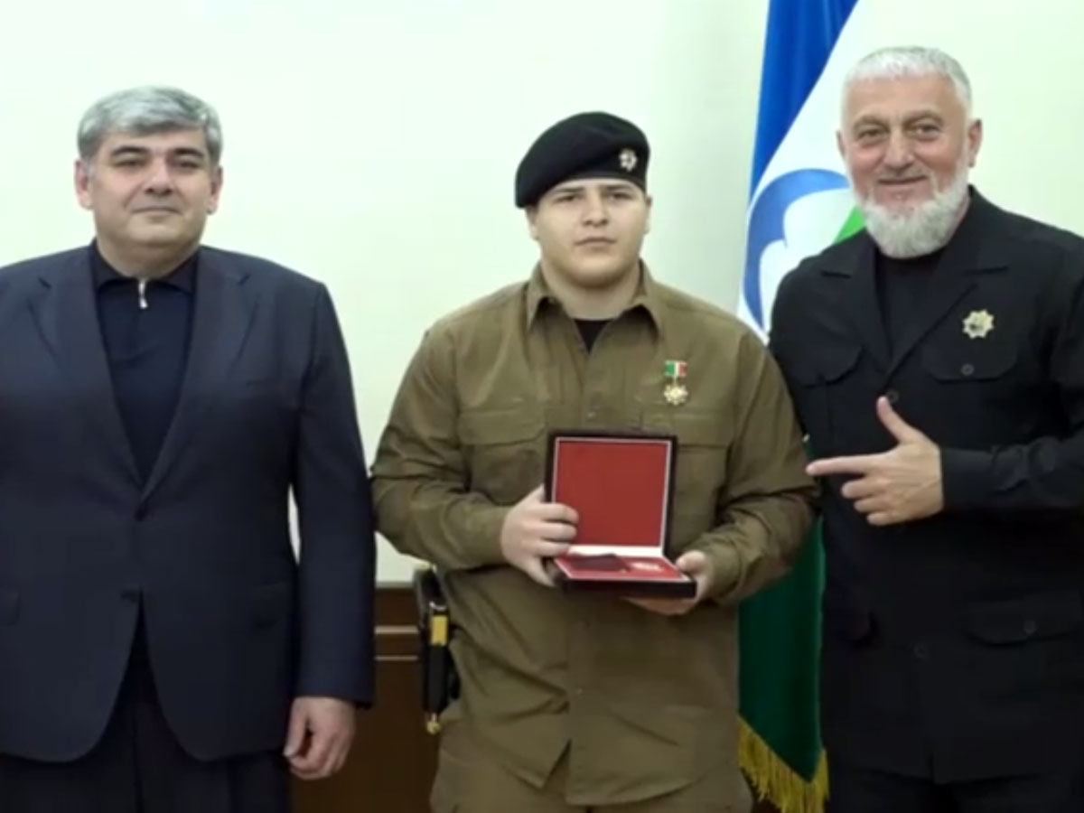 Адам Кадыров пришел с золотым пистолетом