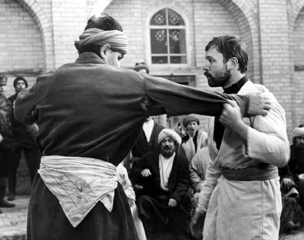 Андрей Ростоцкий (справа) в фильме «Непобедимый» (1983 г.)