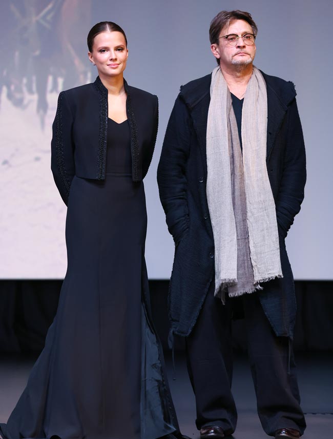 «Бес в ребре и пониже»: 60-летний Домогаров вывел в свет молодую красотку