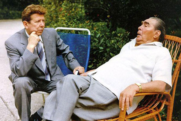 Чазов (слева) опровергал миф, что Брежнев страдал токсикоманией и зависимостью от снотворного. И по спецзаказу ему привозили таблетки для повышения бодрости, которые впоследствии прозвали «таблетками Брежнева»