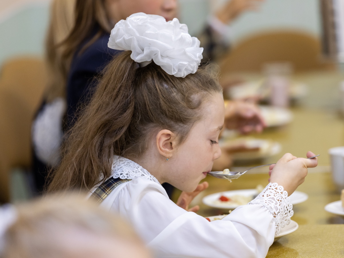Чем кормить ребенка перед школой: такой завтрак особенно важен осенью и зимой