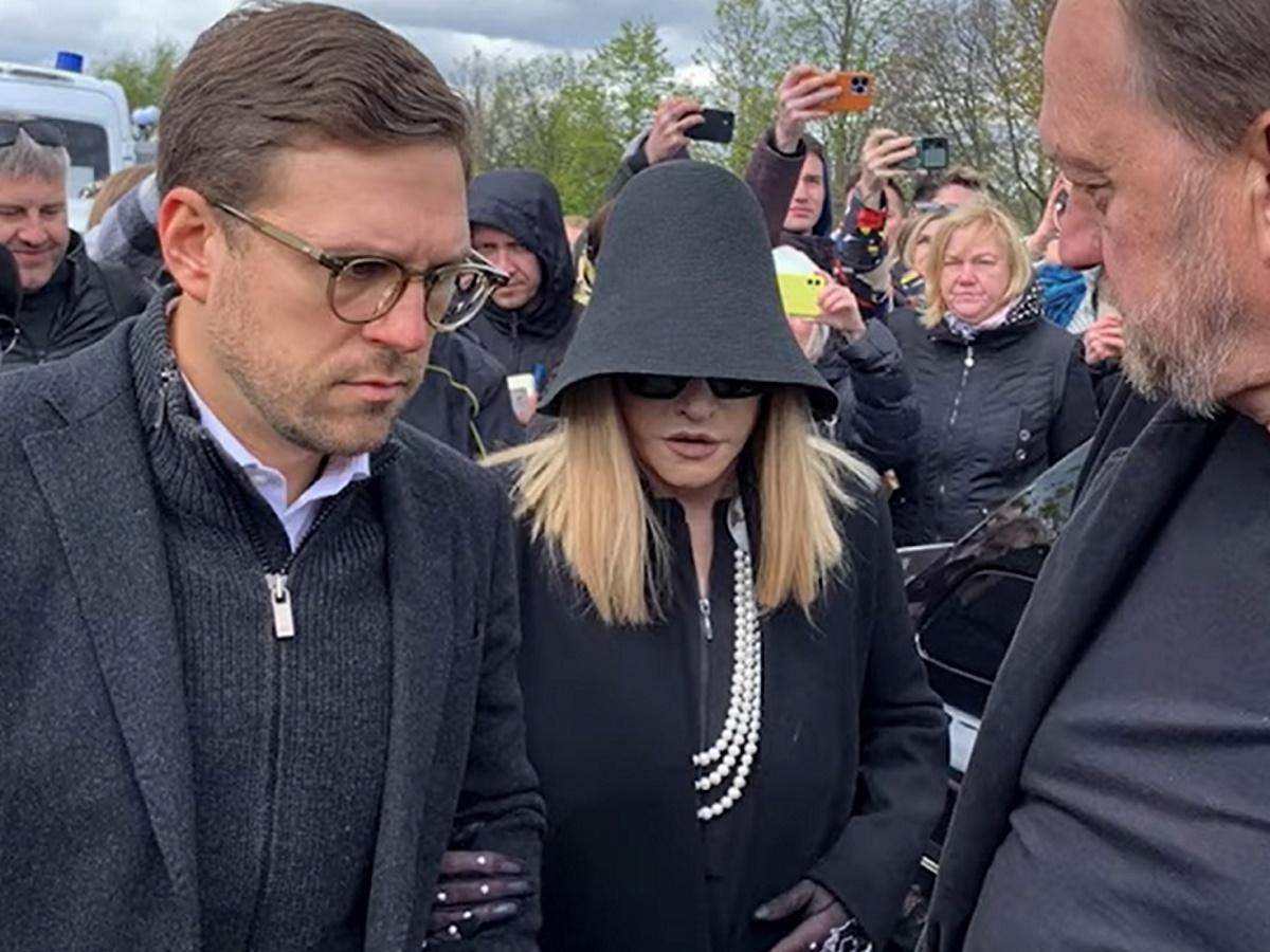 Алла Пугачева Двигается с трудом, рот до ушей: вот как сейчас выглядит ушедшая в монастырь Алла Пугачева