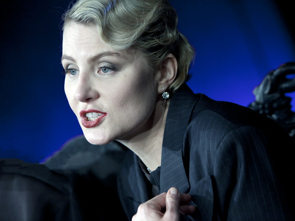 Губки бантиком, волосы крашеные: бросившая Земфиру** Рената Литвинова представила мужчину