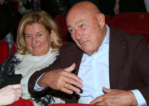 Жена Познера рада, что в 89 лет и даже без ТВ он неплохо зарабатывает: недавно стал рекламным лицом уральского бренда одежды