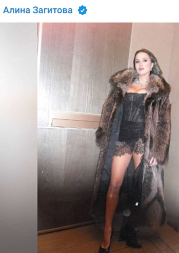 Просвечивает все: народ ахнул от развратного наряда Загитовой