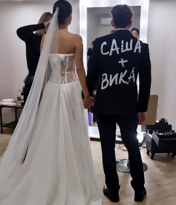 Увидев этот снимок, поклонники Петрова принялись шутить, что он «зад видный жених»