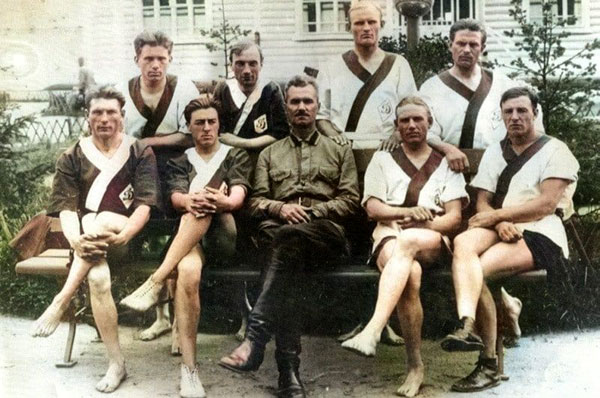 Виктор Спиридонов (в центре) с учениками-спортсменами