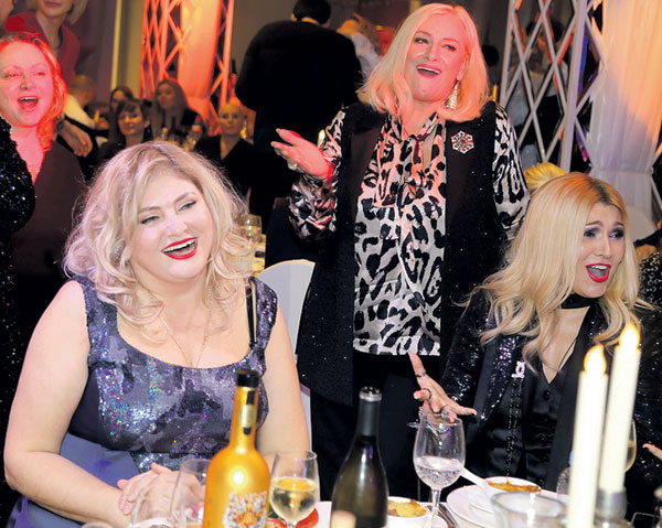 Юбилярше звонко подпевали 59-летняя Наташа Гулькина и 53-летняя Анжелика Агурбаш