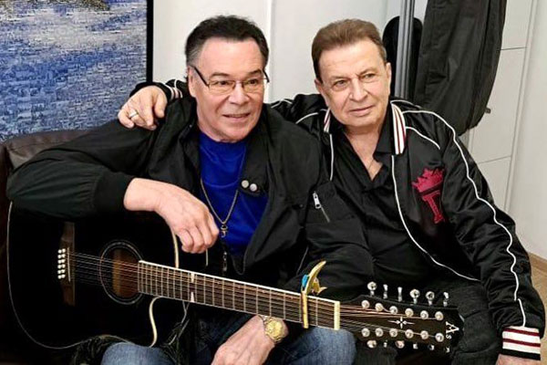 Аркадия поддерживает друг Михаил Муромов (слева)