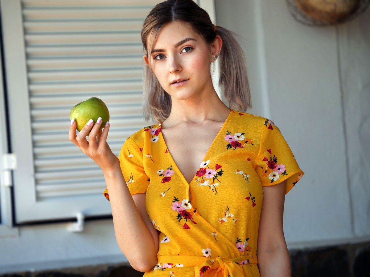 Эва Элфи (Юля Романова) воспитывалась в строгости, но променяла честную жизнь на разврат