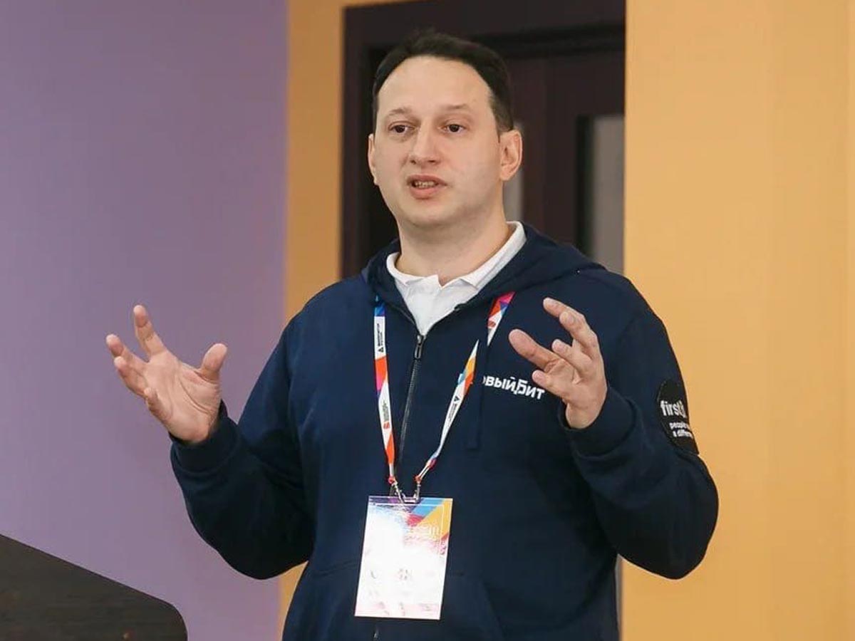 Евгений Шустов