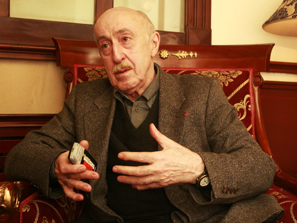 Иоселиани похоронили на Вакийском кладбище в Тбилиси неподалеку от могилы актера Мамуки Кикалейшвили