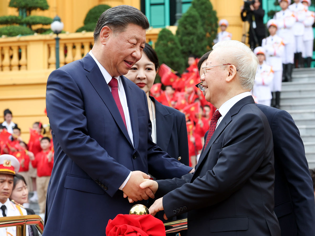 Как пишут в Китае и во Вьетнаме, визит председателя Си Цзиньпина в Ханой и его встреча с Нгуеном Фу Чонгом «стала началом золотого века в отношениях между двумя странами»