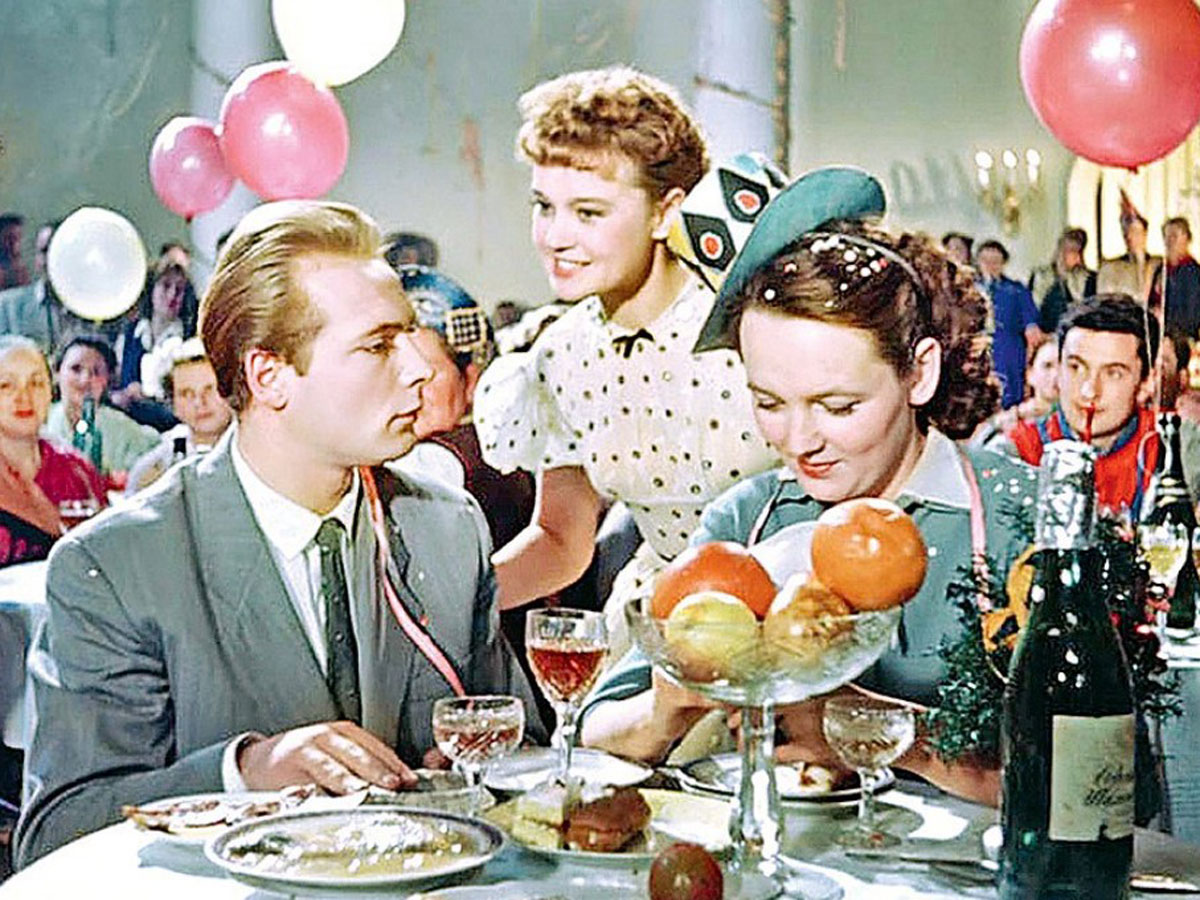 «Карнавальная ночь», 1956 г. Фрукты и пирожные к шампанскому подходят, только если оно полусладкое
