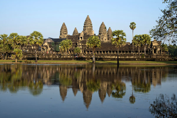 Масштаб Ангкор-Вата лучше всего виден с воздушного шара. Есть такие, что поднимаются на 200 м и стоят на месте (от $20 с человека, в корзину набивают до 30), а если хотите 40-минутный полет, платите от $125 с носа