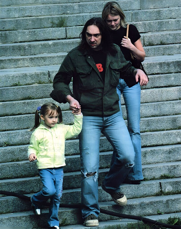 Михаил воспитывал дочку жены Оли (на заднем плане) как родную