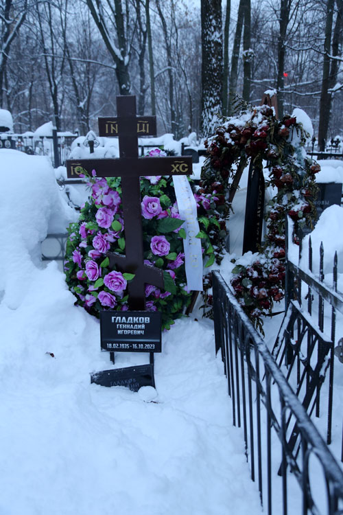 Могила Геннадия Гладкова на Ваганьковском кладбище (уч. 8)