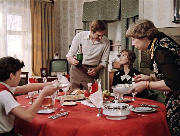 «Москва слезам не верит», 1979 г. Какой-то салат, рыба, которую надо есть специальным ножом, и суп в супнице, а ко всей этой смеси шампанское. И эти люди считали себя интеллигентными!