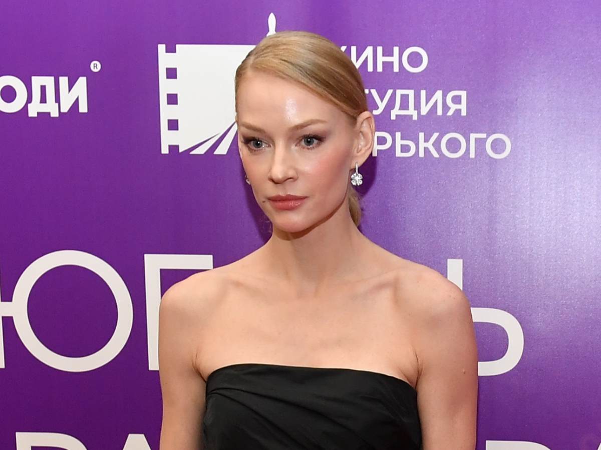 «Ничего себе Света!»: Ходченкова без белья сунула плоскую грудь людям в лицо