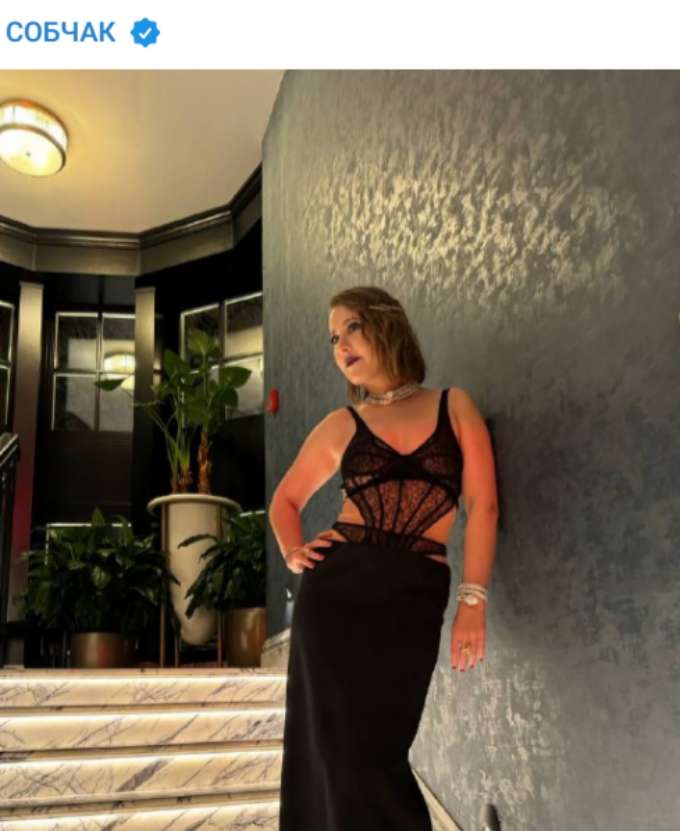 «Обтянутая сарделька»: разжиревшая Собчак с торчащими трусами опозорилась на вечеринке 