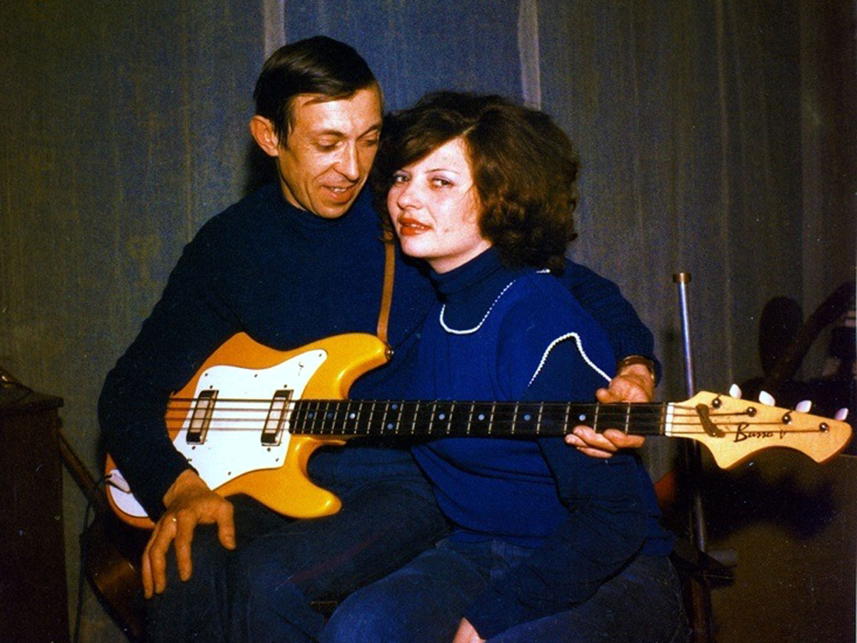 Понравившейся девушке Аркадий позволял подержаться не только за гриф своей гитары