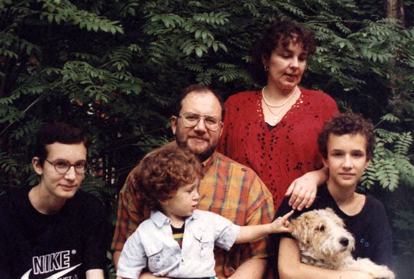 Сын Галины Сергеевны Андрей (в центре) со своей семьей. Он скончался в 2019-м в 66 лет