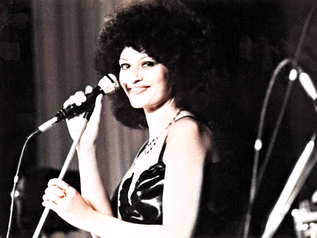 У Людмилы от природы были прямые волосы, а прическа под Анджелу Дэвис - чудо парикмахерского искусства