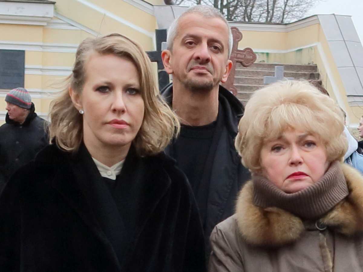 В парике и костюме: вот как сейчас выглядит мама Ксении Собчак