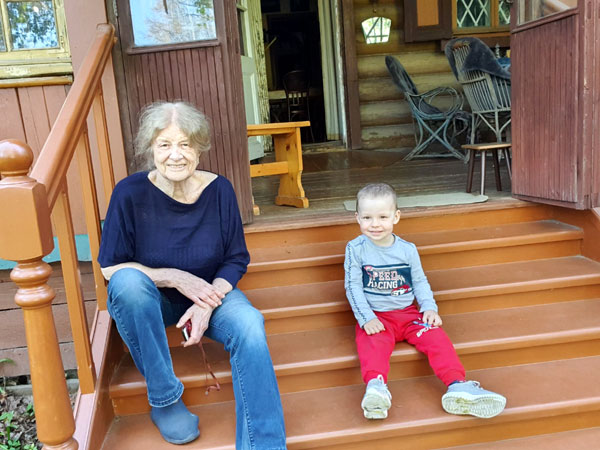 Вдова писателя на крыльце своего дома с правнуком. Малыш зовет гранд-даму Галей (2020 г.)