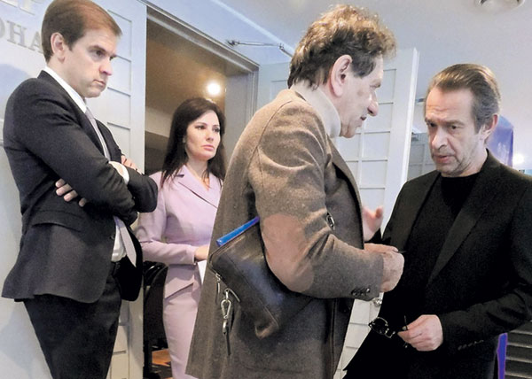 Во время съезда Машков выслушал наставления ректора Щукинского училища Евгения Князева. Слева - Сергей Новиков, начальник управления президента РФ по общественным проектам