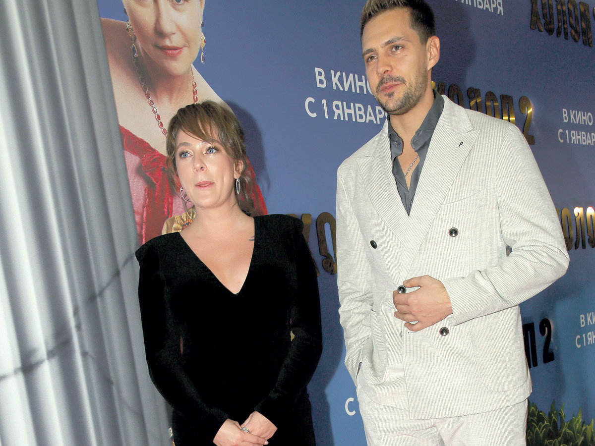 Вот так приклеилась Тарасова к Милошу и ходила с ним, словно они снова пара