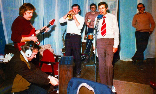 Вот так проходила запись одного из концертов «короля подпольной песни» Северного (он - у микрофона в галстуке)