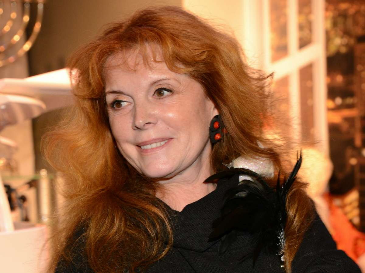 «Вы мне не дали!»: возбужденный фанат выбежал на сцену и набросился на Клару Новикову