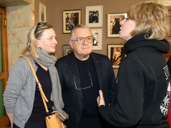 Юлия Рутберг что-то эмоционально объясняла нынешней жене Михаила Филиппова (тоже актрисе Маяковки) Наталье Васильевой