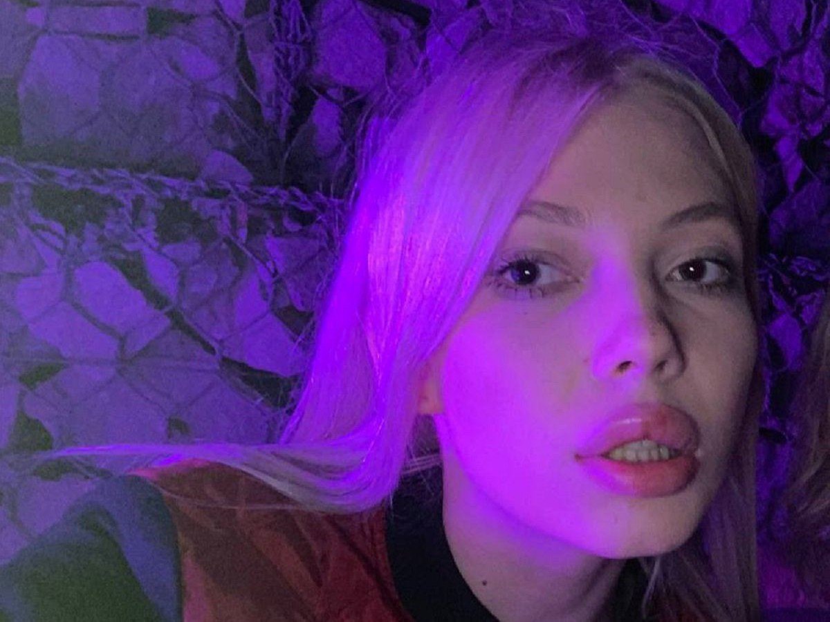 За что активисты Еревана побрили налысо российскую блогершу и почему многие ей не верят: облили марганцовкой и заставили биться головой о стену