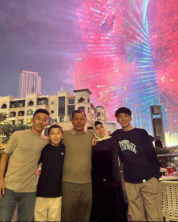 Аббос Файзуллаев (слева)