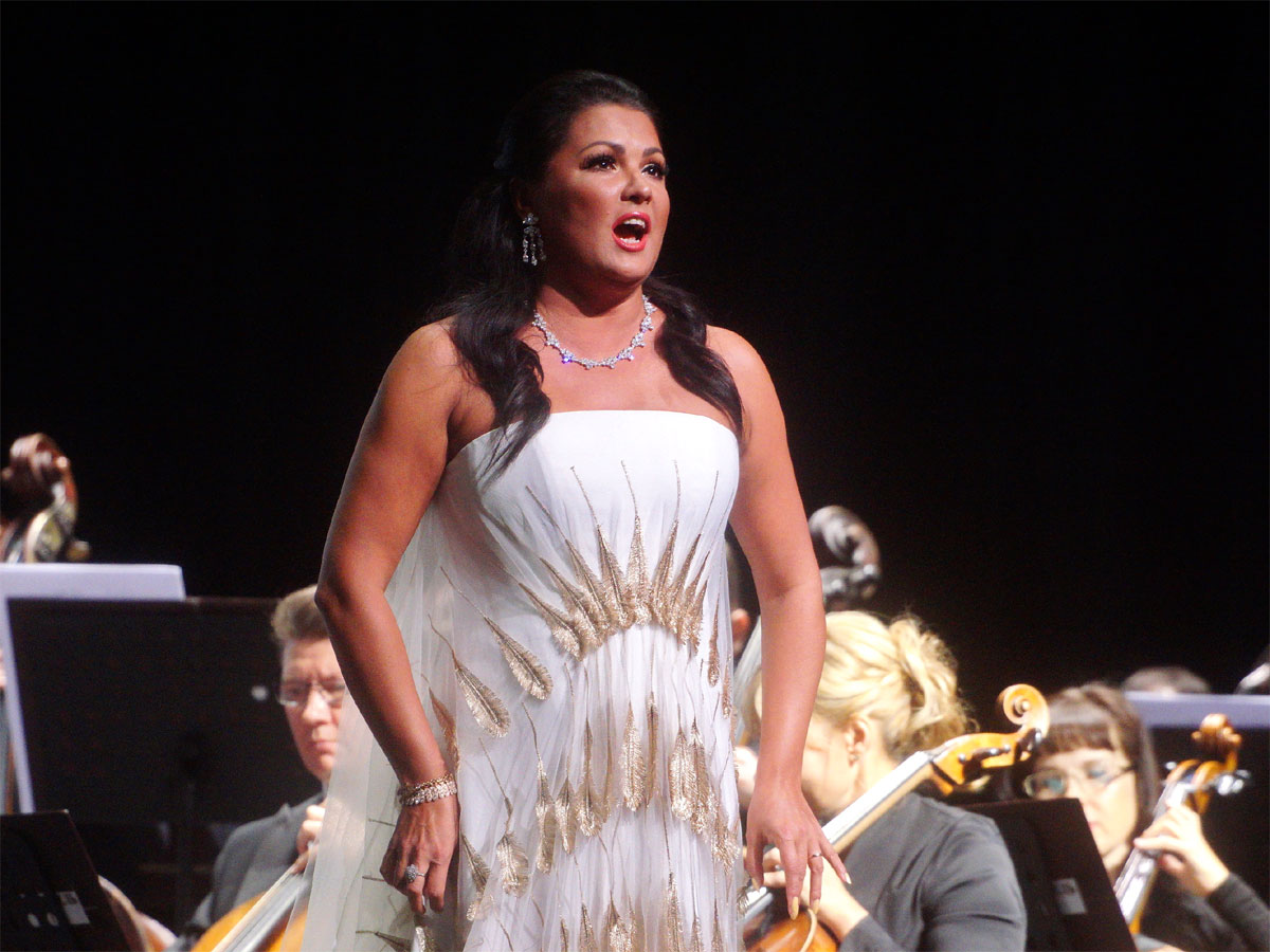 Без косметики и в дырявом свитере: Нетребко показала честные фото и восхитила россиян