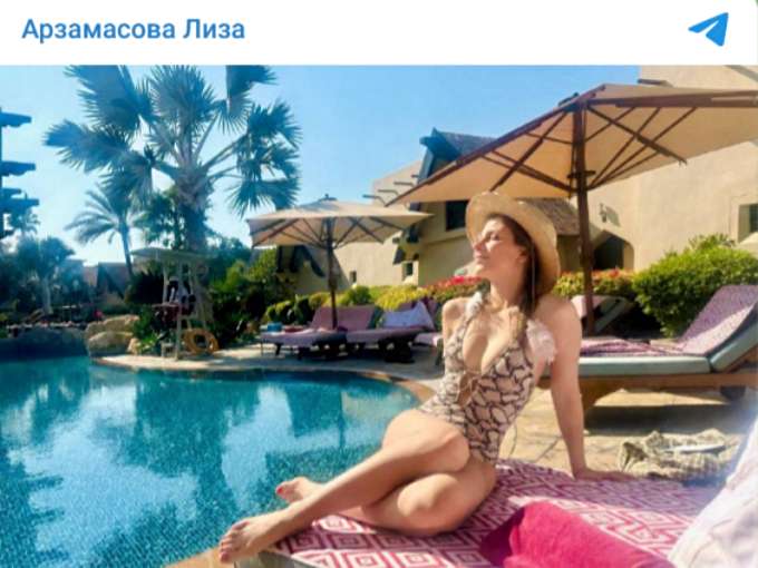 Арзамасова вывалила грудь в открытом купальнике: фото попало в Сеть