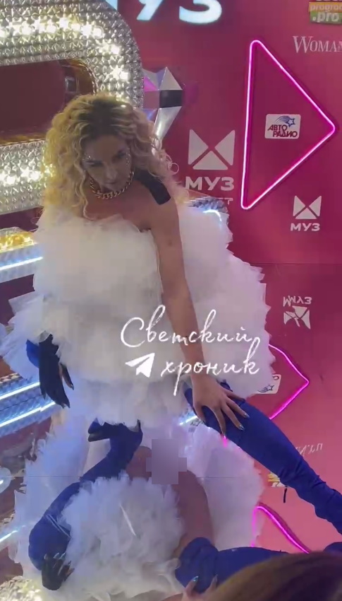 Бузова случайно засветила недобритую промежность: подвел зеркальный пол