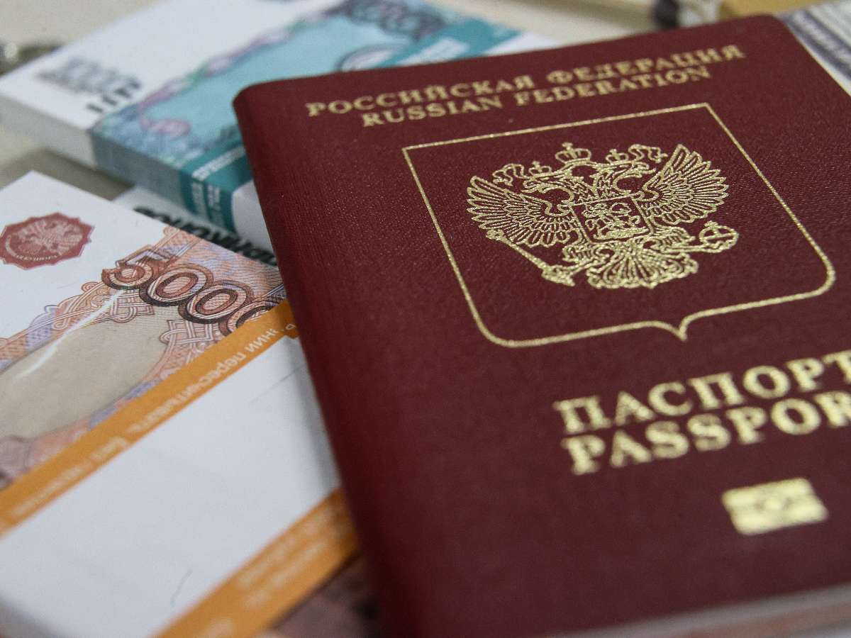 Деньги Кому будут запрещать выезд из страны и насколько вырастут пособия? Вот как изменится жизнь россиян с февраля