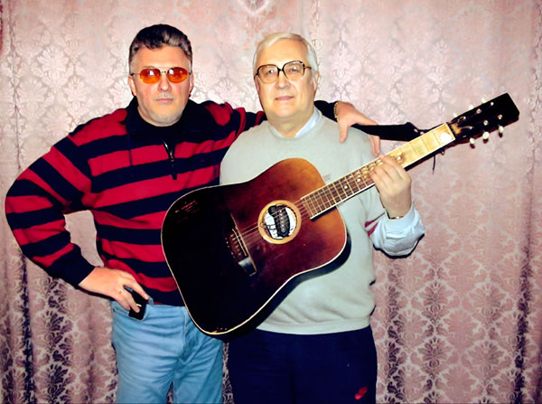 Константин Беляев (с гитарой) с нашим рассказчиком Виктором Третьяковым