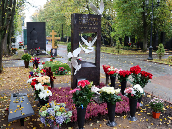 На могиле мэтра - необыкновенно стильный памятник, созданный по эскизу Вадима Несветова