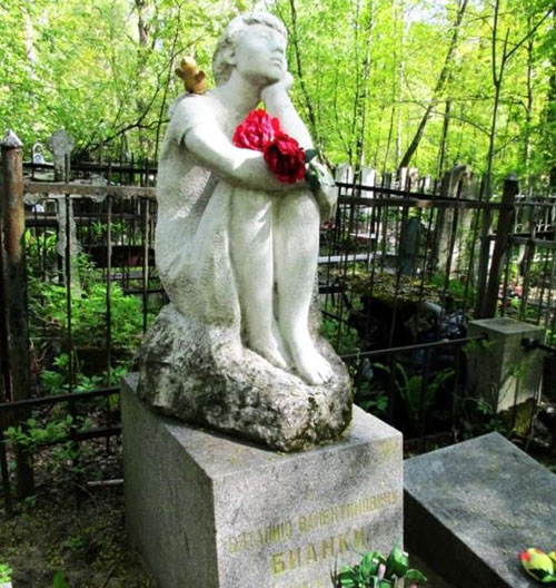 Памятник на могиле на Богословском кладбище работы Жермен Меллуп. На фото бурундучок еще цел - сейчас его нет