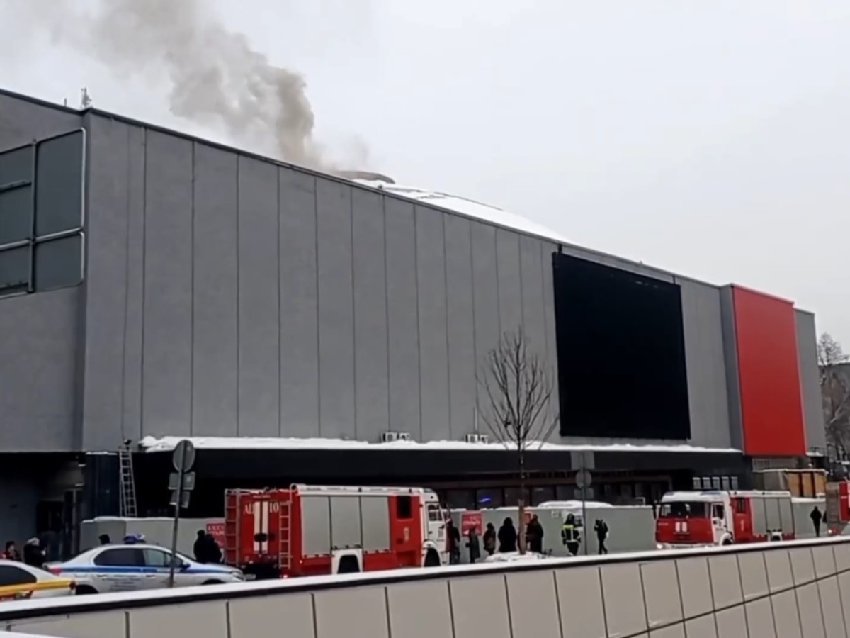 Пожар в московском театре Сатиры: огонь быстро распространяется, на крыше были люди