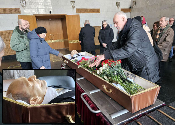 Практически никто из коллег, увы, не пришел… Слева от гроба - вдова покойного Елена и сын Борис